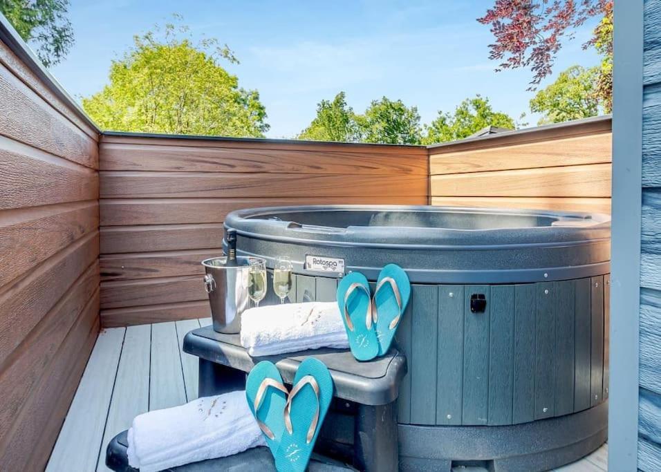 V28 - The Lookout With Hot Tub Villa Bangor Kültér fotó